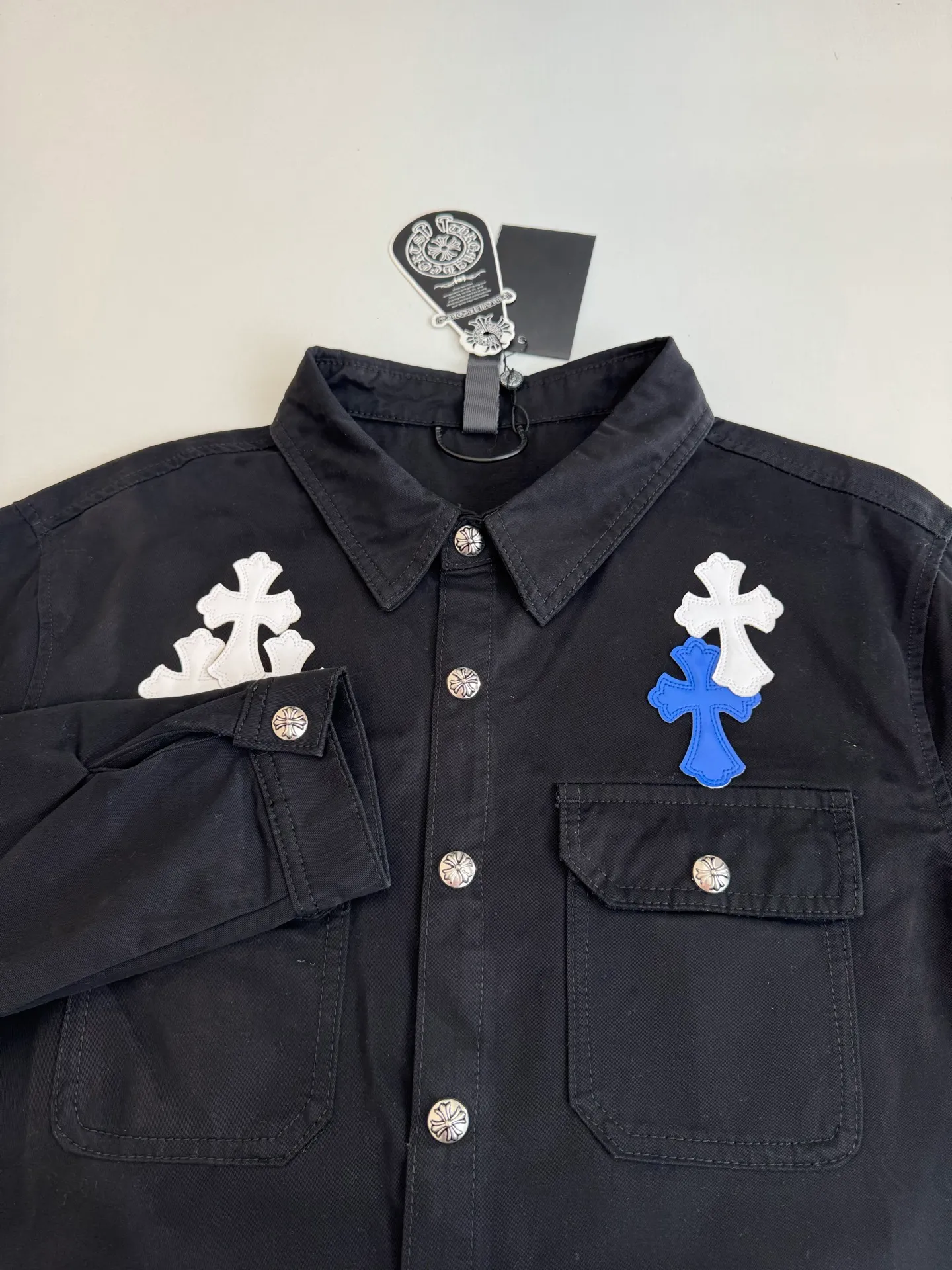 P590 Chrome Heart*/Chrome Heart CH leather workwear denim jacket, originally purchased for HK26,680, is a new series developed over the past 25 years. It is made of high-ounce twill denim fabric (the color is exclusive blackish blue, distinguishing it from pure black on the market), and the two-color cross is made of artificial leather (all individually dyed, with the same texture and no color difference). The stitch length, thread color, and wiring of the car are exactly the same. The inner leather is made of first-layer calfskin, with regular cross stitching, special machine sewing and edge stitching, 925 silver electroplated hardware, and consistent oxidation and distressing effects.  Size：S/M/L